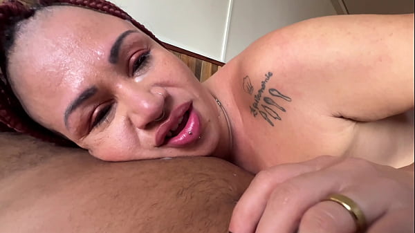 Esposa quente numa suruba com machos pauzudos na frente do marido corno