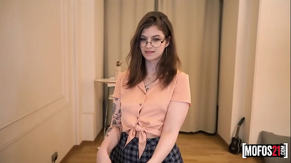 Je jouis sur les lunettes de ma demi-soeur russe – MOFOS21