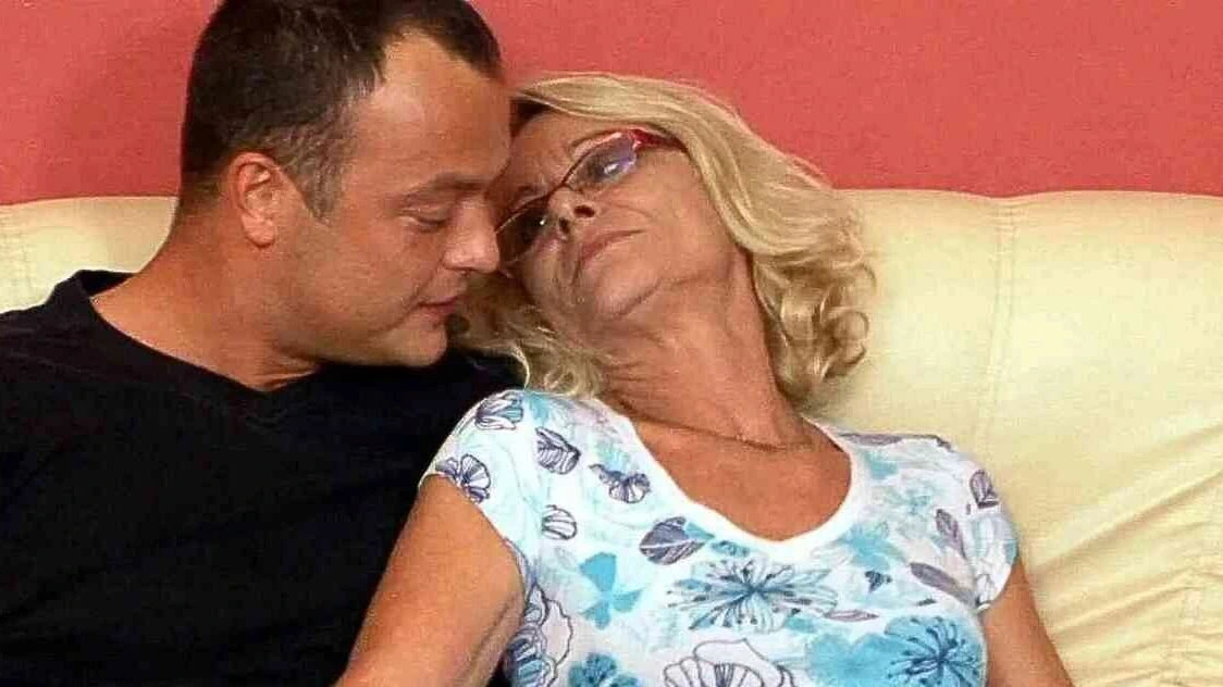 Slim Mature Grandma seduced to Fuck by Young Guy next Door