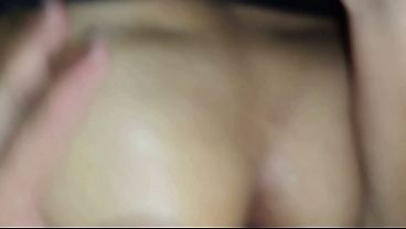 Casal brasileiro aproveitando momento prazeroso em casa