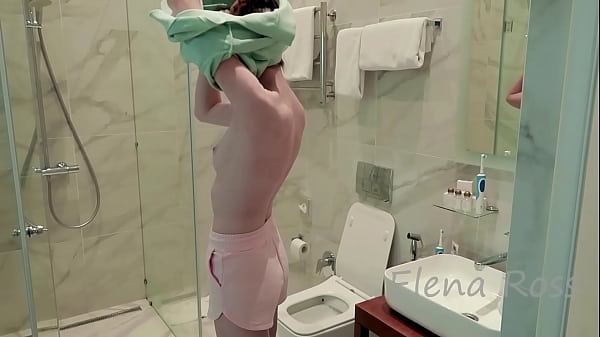 Возбужденная секси сводная сестра соблазняет сводного брата и трахает его в душе – Elena Ross