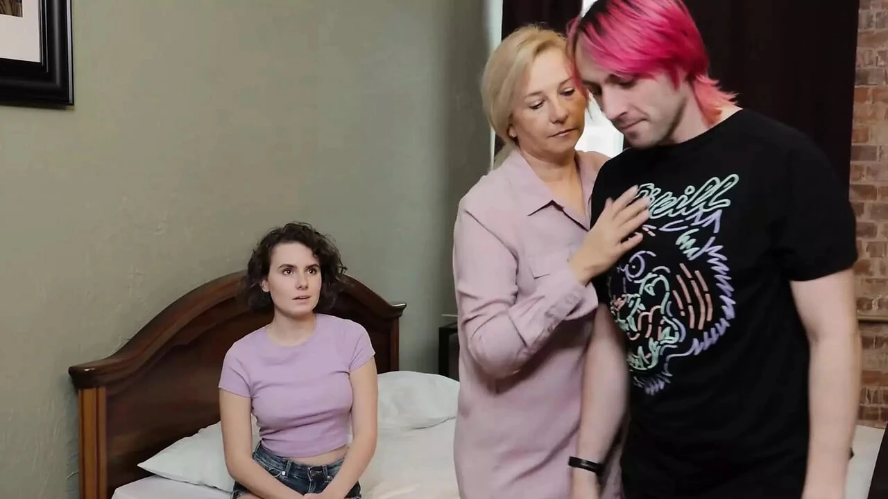 her first lesbian experience with stepmom