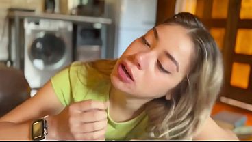 Inocente Visita de Skinny Horny de 18 años al Pervertido de su Padrastro Acaba en Fucking Amateur en el Sofa