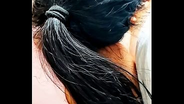 Meia irmã aproveita que ficou sozinha em casa com seu meio irmão e faz boquete gostoso enquanto assiste TV.