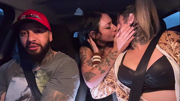 Motorista de aplicativo pega uma passageira que acabou de completar a maior idade 18 anos novinha ! Não aguentou teu deu um presente chupando os peitos durinho e pequenos até gozar no banco