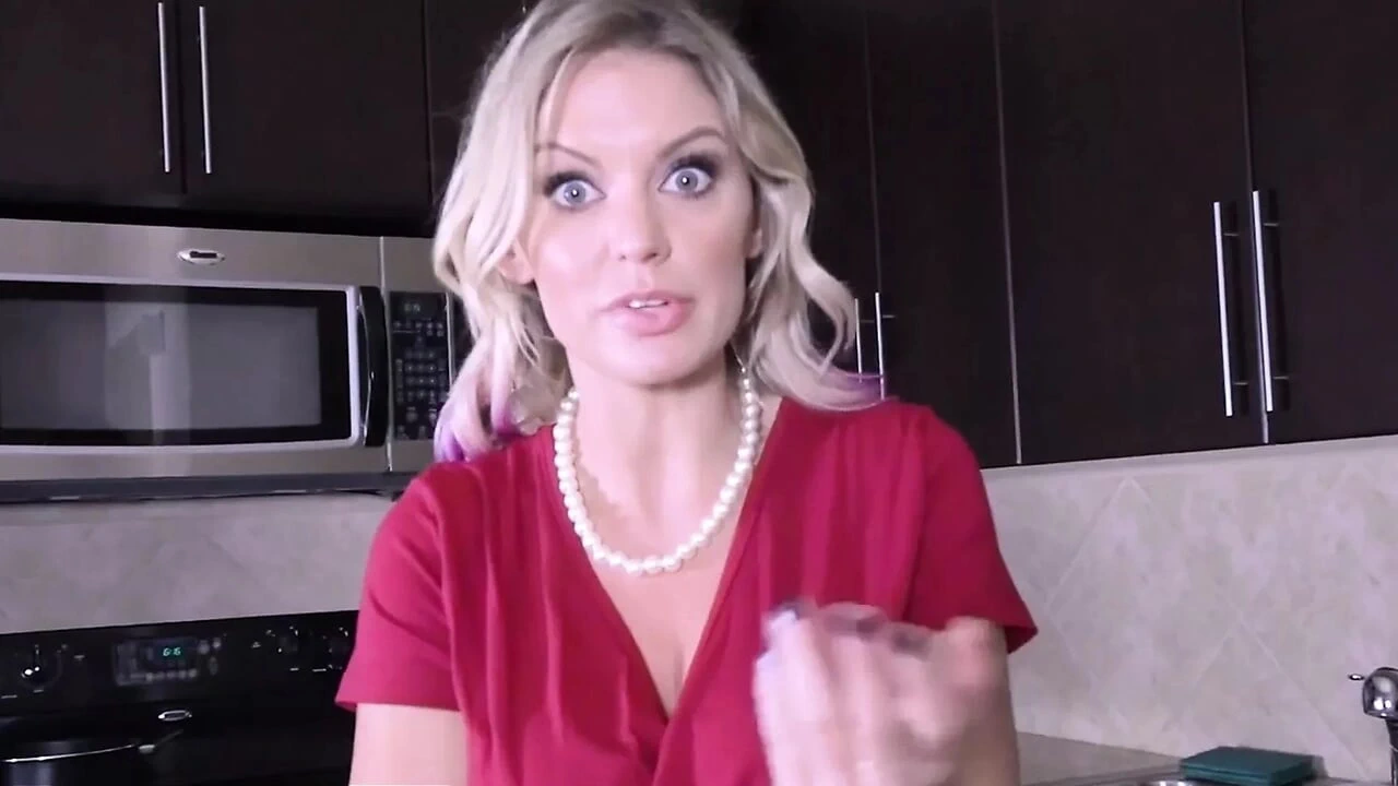 PervMom – Sexy Blonde Milf Gets Her Bubble Butt Bouncing While Being Drilled By Massive Cock