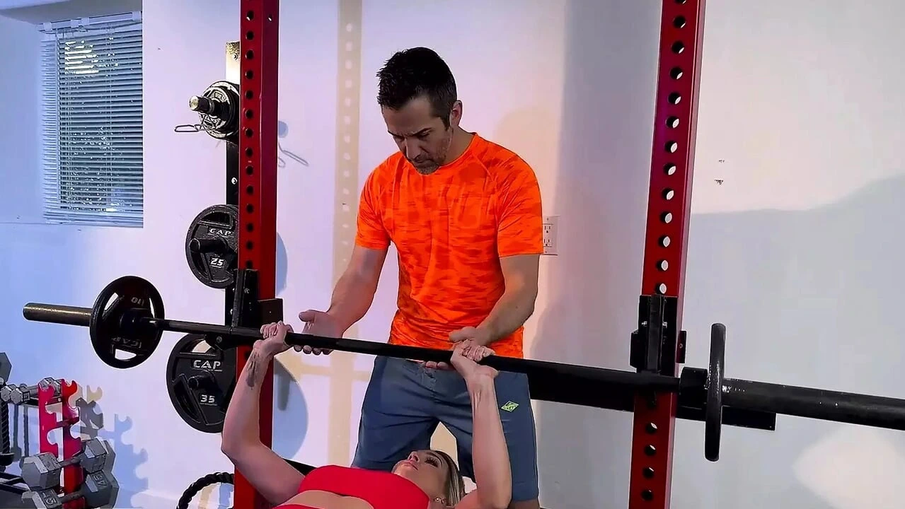 Stunning Milf Andi Avalon Pulls Her Leggings Down And Sits On Her Personal Trainer’s Face – MYLF