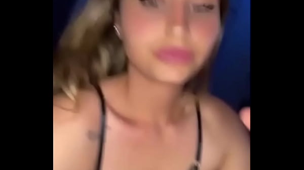 influencer se corre con un juguete en su coñito