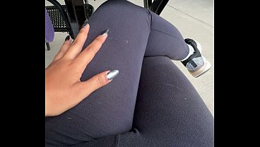 no me aguanto mas las ganas y voy a masturbarme aqui en el market