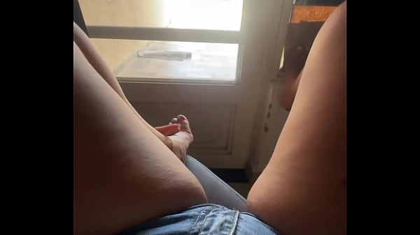 paseandome por el anden para que mis vecinos se antojen de mi culo, me encanta provocar a un vecino que tengo