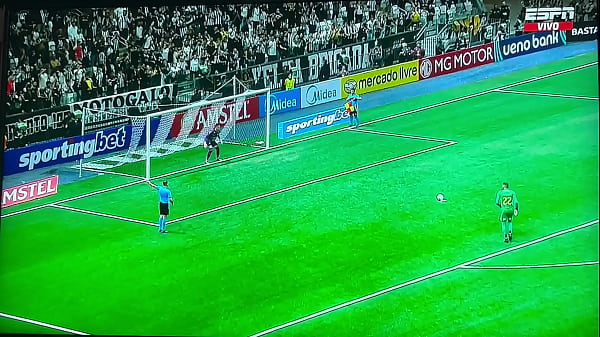 Portero de Equipo Brasilero VACUNA a Pequeña Venezolana (creo)