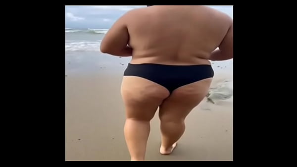 Surprising I record a sexy Colombian girl on the beach and we ended up fucking very hard on the beach.