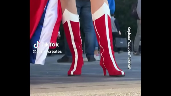 Susie haciendo cosplay de wonder woman lydan carter