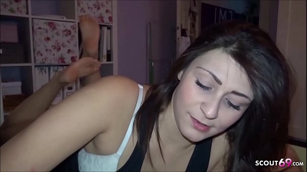 Deutsche Amateurin July Johnson laesst sich mehrfach vom Nachbarn ohne Kondom ficken – German Teen