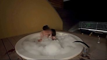 【個人撮影】温泉旅行で夜の露天風呂のバブルバスでまったり…気付くとイチャイチャしていた素人カップルの日常動画/Japanese amateur hentai