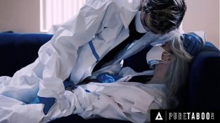 Lola Fae and Lucky Fate will finally be able to fuck together after months of pandemic. They will still take precautions to limit the risk of contamination. That won’t stop Lucky from kissing Lola and coming on top of her.