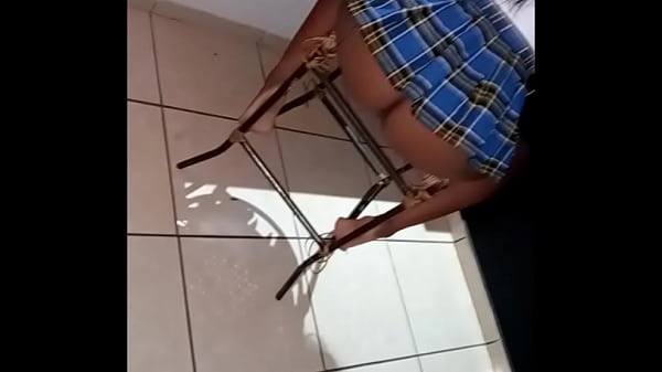 Sobrinha é fodida pelo tio quando a mãe dele está descansando ao lado – Tio pervertido fode a sobrinha como