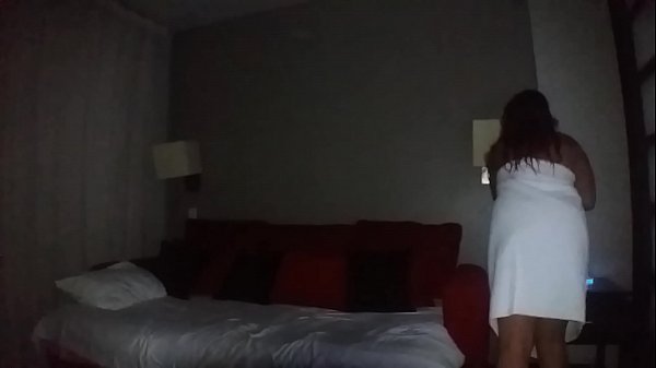 Sola en casa muy caliente, no aguanto y me masturbo con muchas ganas
