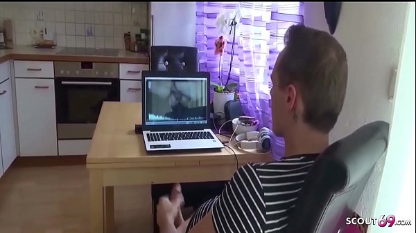 Junge Tante uberrascht ihn beim onanieren und laesst sich in den Arsch ficken – German Taboo