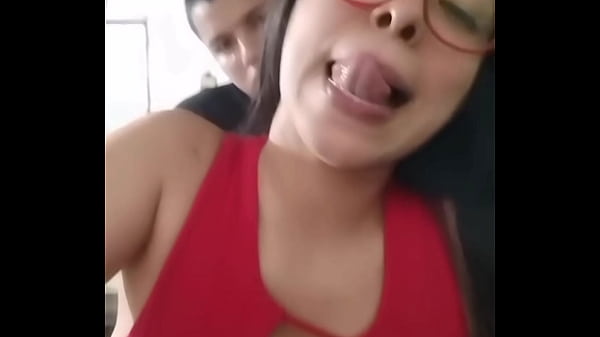 Mi esposa llamándome y yo estoy aquí ocupado con su hermana en la habitación.