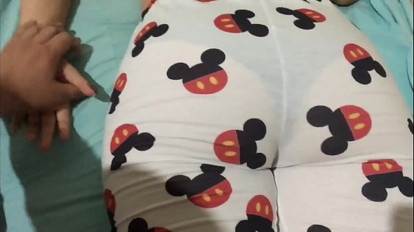 mi hermanastra con pijama de mickey que hermosa braga que esconde