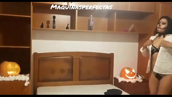 MI TÍO SE CORRE EN MI CULO LA NOCHE MÁS TENEBROSA DEL AÑO HALLOWEEN