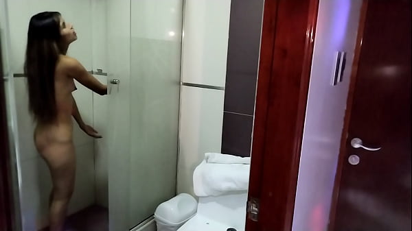 Miro tras la puerta a mi cuñada y la atrapo en la ducha.