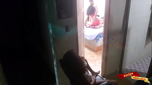 Peguei minha irmã e meu tio transando e fiquei na portar do quarto me tocando…