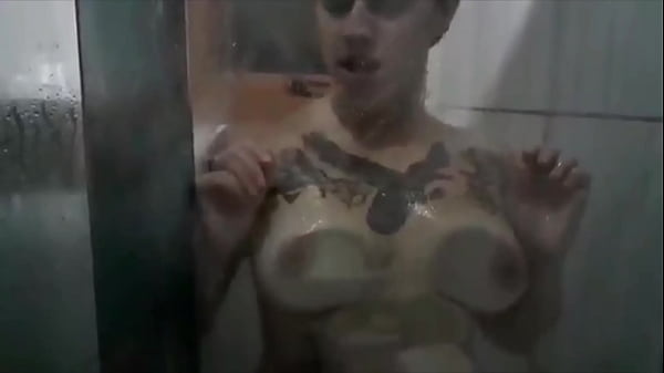 Tio da sukita ataca novamente no banho da garota tatuada